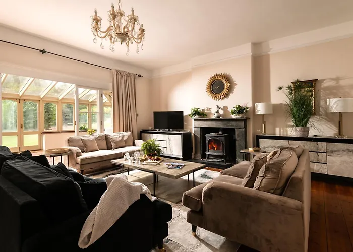 Downwood Vineyard Manor In Idyllic Countryside