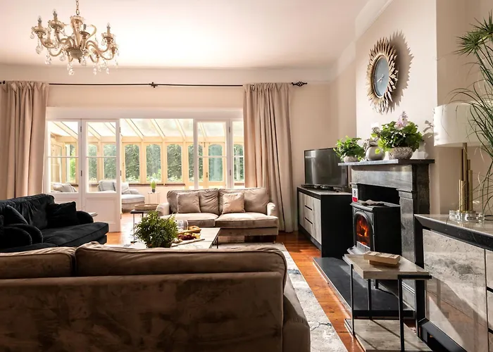 Downwood Vineyard Manor In Idyllic Countryside