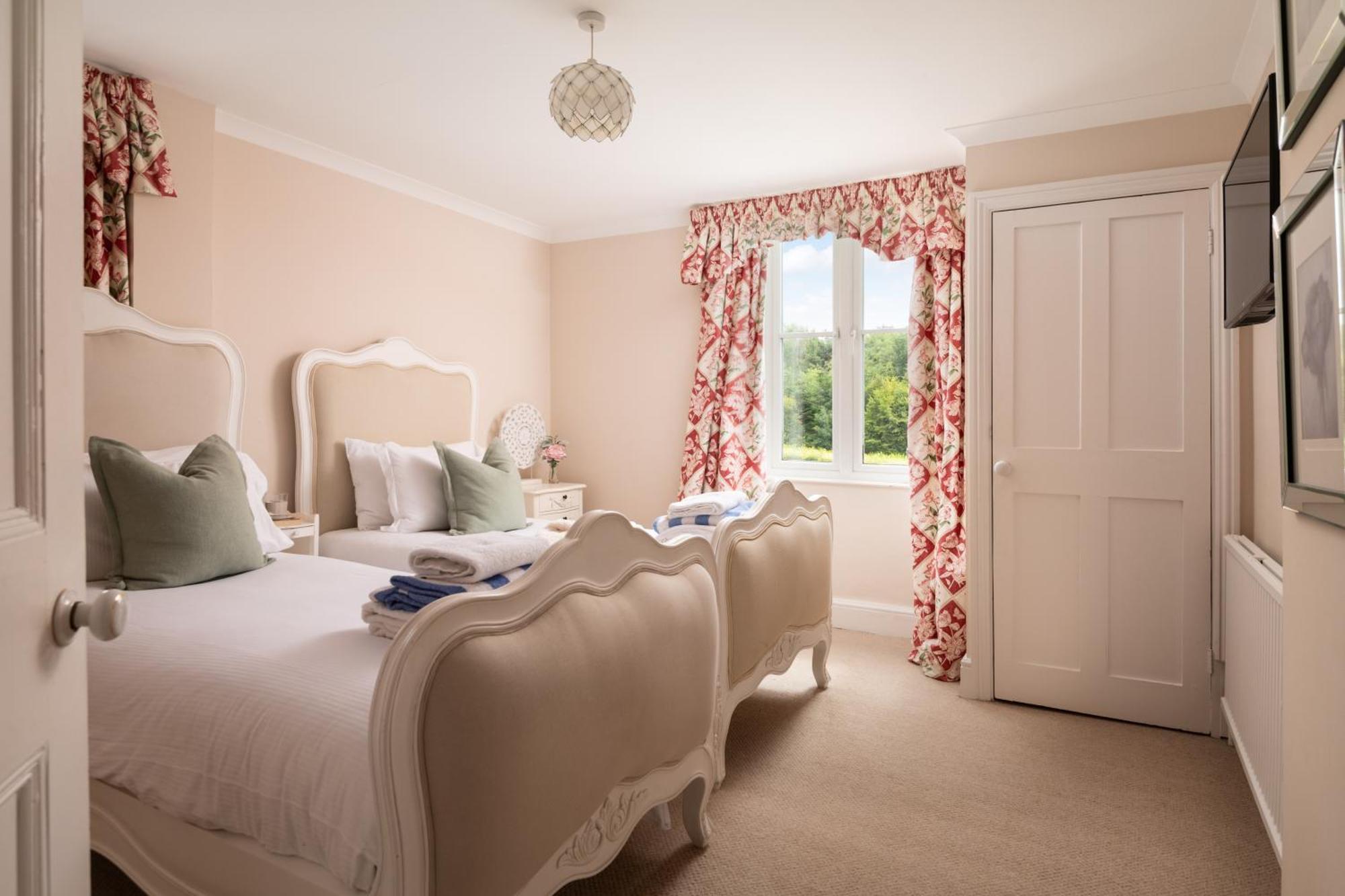 Downwood Vineyard Manor In Idyllic Countryside *
