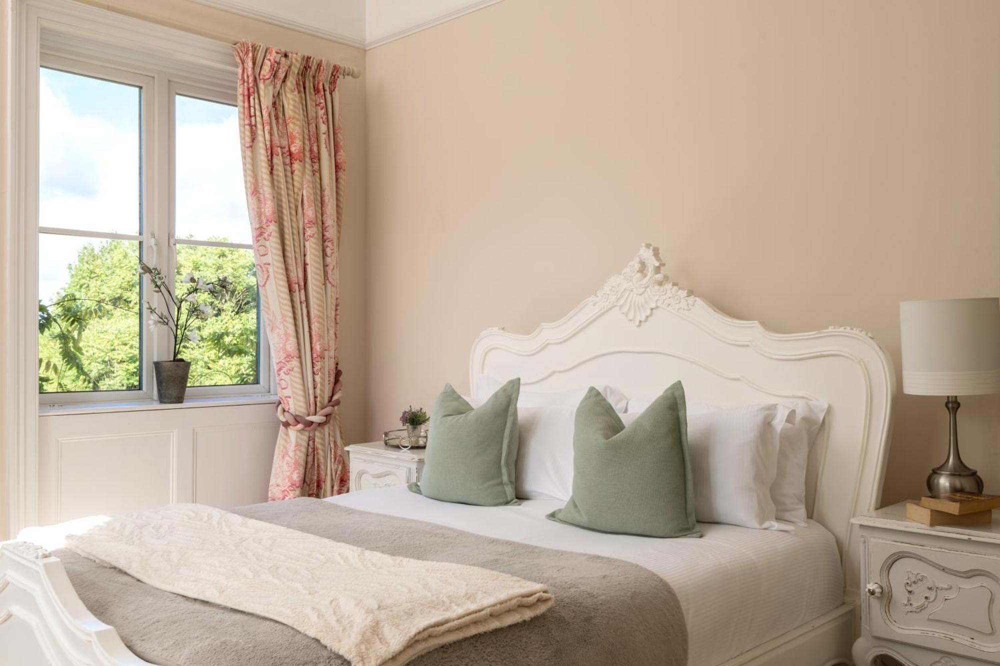 Downwood Vineyard Manor In Idyllic Countryside *